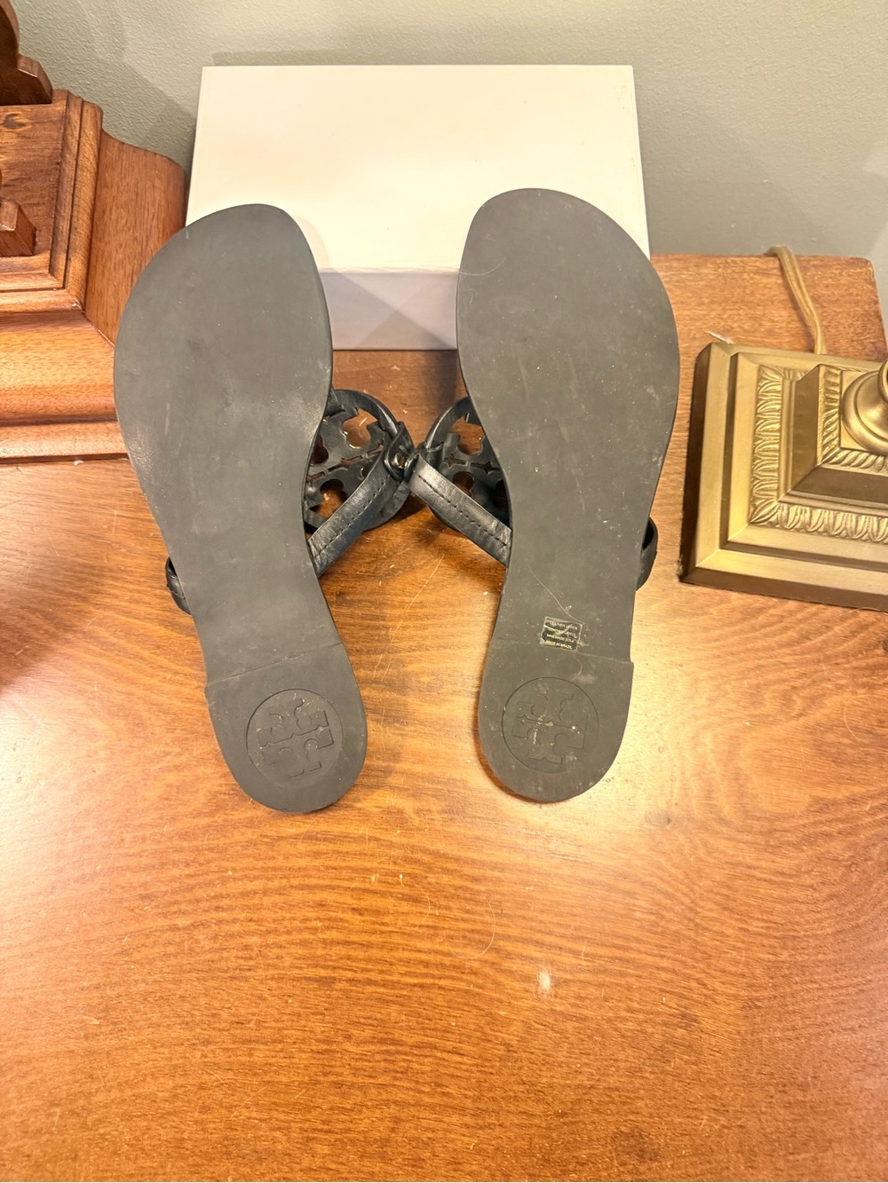 Tory Burch Metal Miller Black Gold Leather Logo Thong Sandals Size 10 - Picture 9 of 10